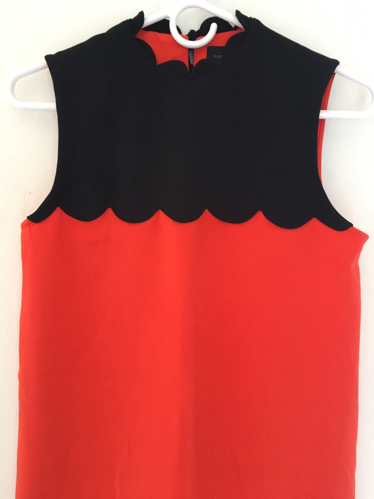 VICTORIA BECKHAM Target NWOT Womens Size XS Red Black Scallop Sleeveless Dress