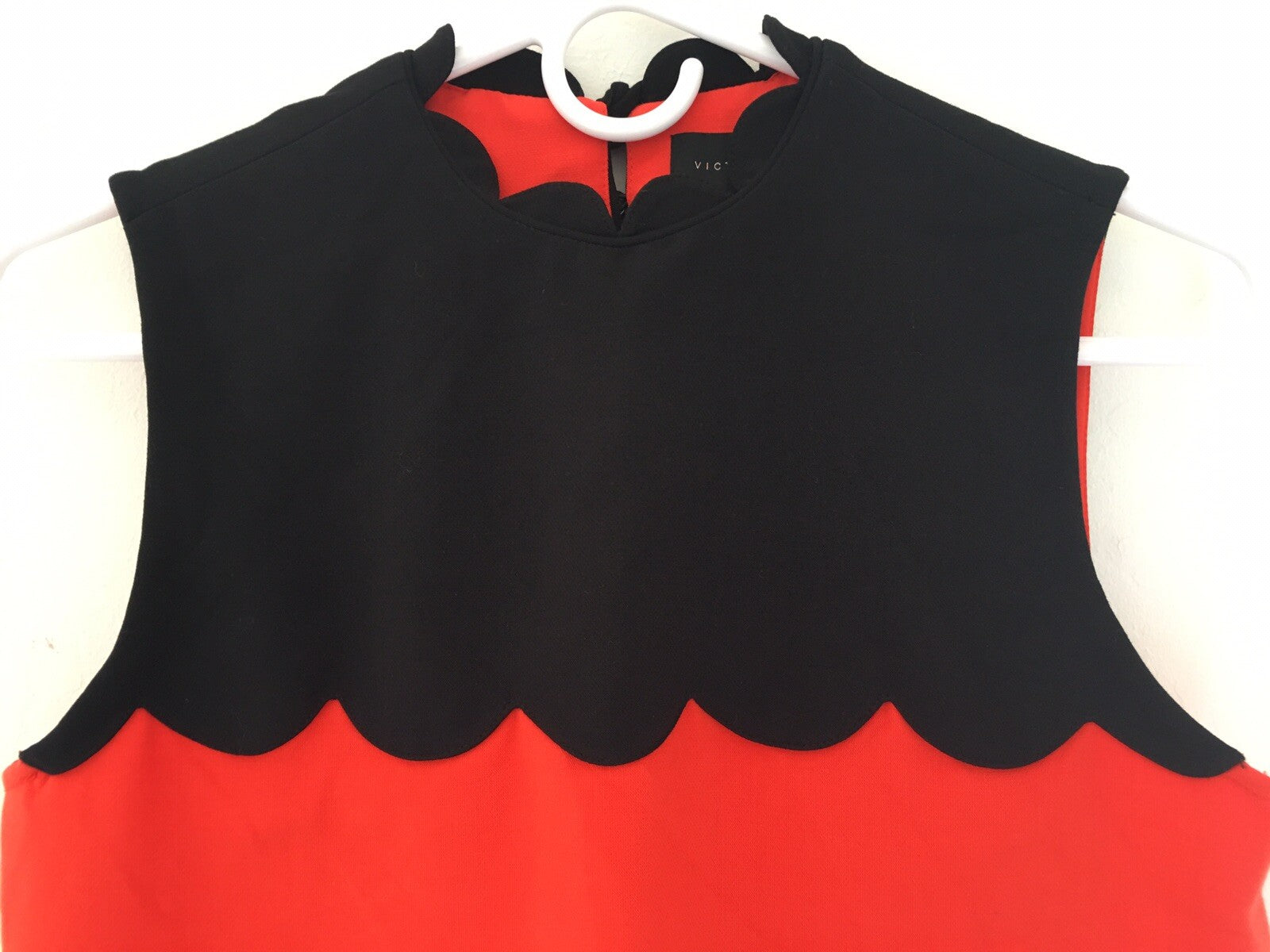 VICTORIA BECKHAM Target NWOT Womens Size XS Red Black Scallop Sleeveless Dress